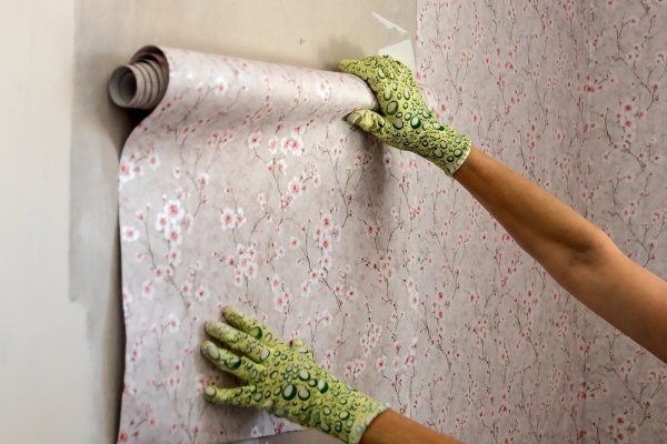 14 Rekomendasi Lem Wallpaper Dinding untuk Hasil Pasang Wallpaper yang Maksimal (2023)