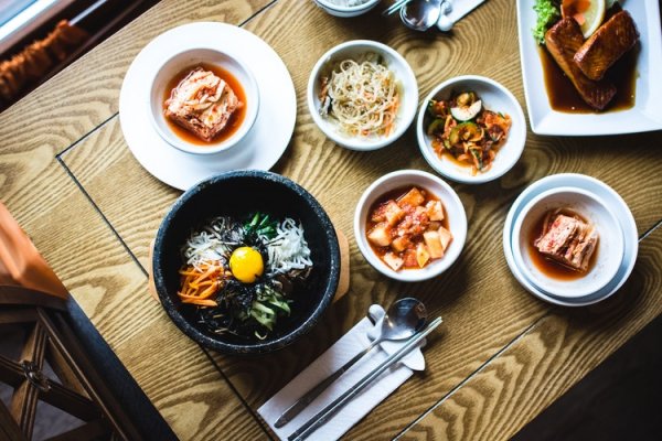 10 Rekomendasi Makanan Korea yang Paling Populer di Indonesia