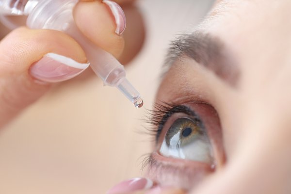 Jaga Kelembapan Mata dengan 15 Rekomendasi Obat Tetes Mata Ini (2023)