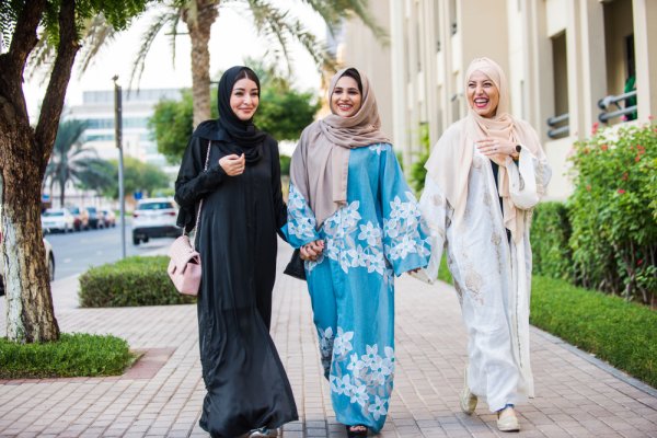 Makin Cantik dan Anggun dengan 15 Rekomendasi Gamis Wanita Syar’i Terbaik (2023)