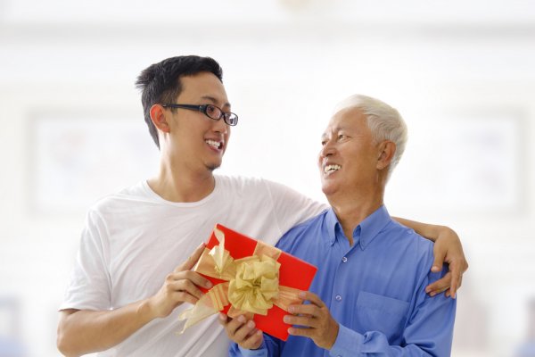 Top 10 quà tặng bố vợ ý nghĩa và thiết thực (năm 2022)
