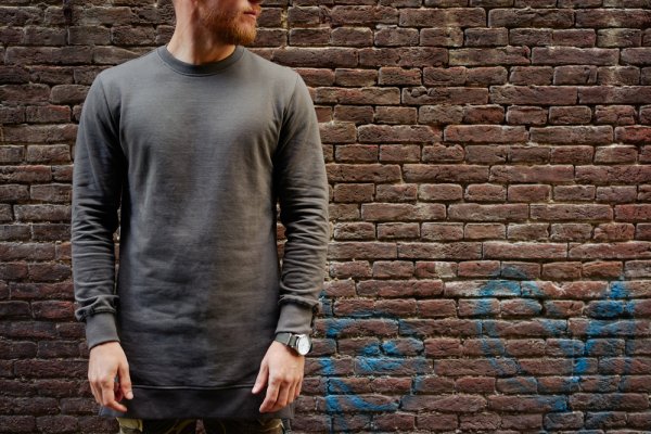 Tampil Makin Gaya Dengan 10 Rekomendasi Kaos Lengan Panjang Pria yang Kece Ini (2022)