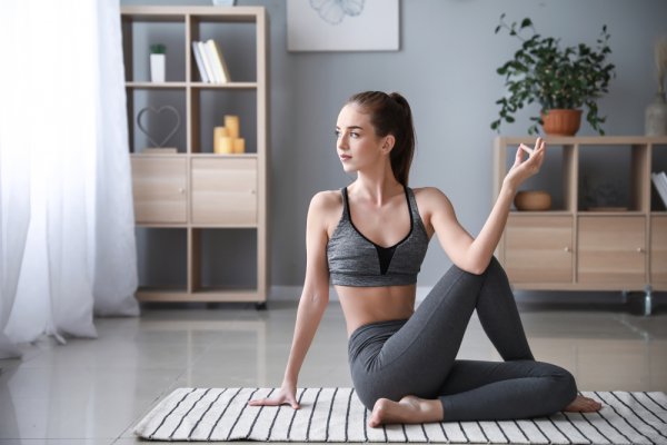 7 Tips Berlatih Yoga dan Rekomendasi Produknya untuk Pemula