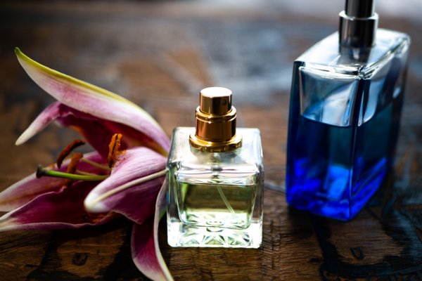 14 Rekomendasi Parfum Morris Paling Wangi, Tahan Sepanjang Hari (2023)