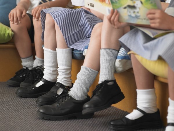 10 Pilihan Sepatu Sekolah Anak yang Keren Namun Tetap Sesuai Aturan Sekolah (2023)