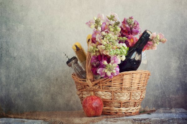 What Do You Put in a Wedding Gift Hamper? Creative Ideas  as Well as 10 Gorgeous Gift Baskets for Weddings to Buy Online (2018)