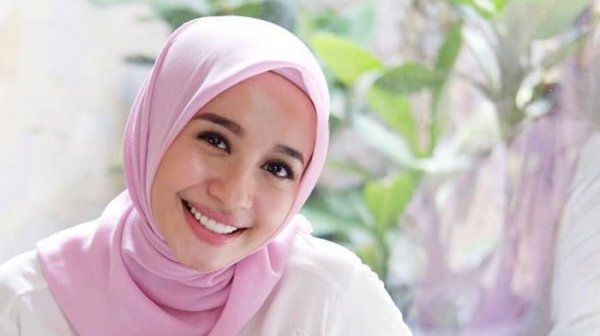 Tren Hijab 2018 Makin Fashionable, Inilah 10 Fashion Hijab dari Artis Indonesia yang Banyak Menginspirasi para Hijabers 