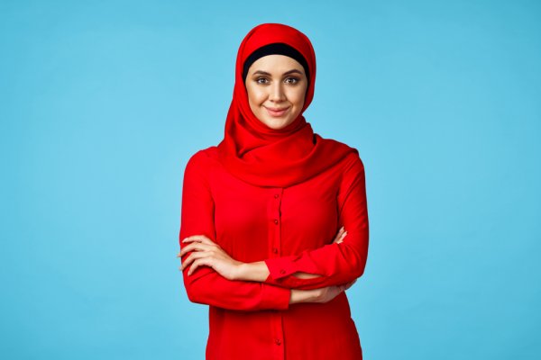 Tampilkan Keanggunanmu Lewat 10 Rekomendasi Dress Hijab Merah dari BP-Guide! (2023)