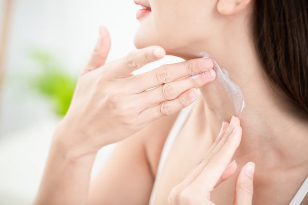 10 loại kem dưỡng da cổ cho làn da thêm trắng mịn và chống lão hoá hiệu quả (năm 2022)