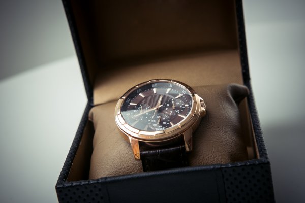 Timeless Gift for Boyfriend: Why Must You Give Him a Watch and 10 Timepieces and Watch Accessories to Choose From