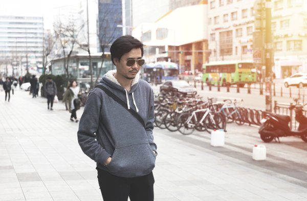 Para Pria Bisa Tampil Keren ala Bintang K-Pop dengan 9 Rekomendasi Sweater Korea Ini!