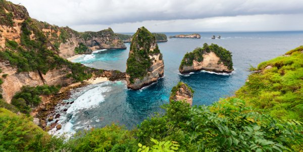 Lebih Mengenali Tanah Air Sendiri dengan Tour Keliling 10 Tempat Wisata di Indonesia