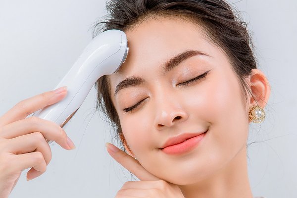 Danh sách 10 loại máy massage mặt nâng cơ giúp da mặt săn chắc ngay tại nhà (năm 2023)