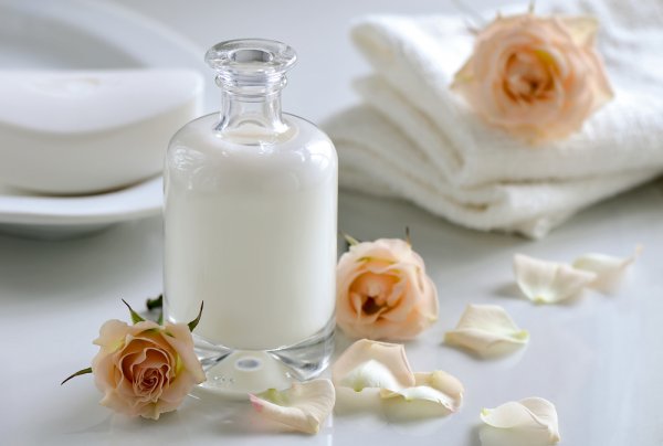 Wajah Bersih Maksimal dengan 15 Rekomendasi Milk Cleanser Sesuai Jenis Kulit! (2023)