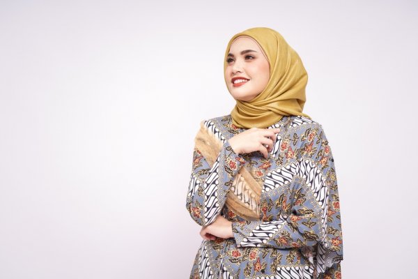 15 Rekomendasi Batik Modern Wanita (2023)
