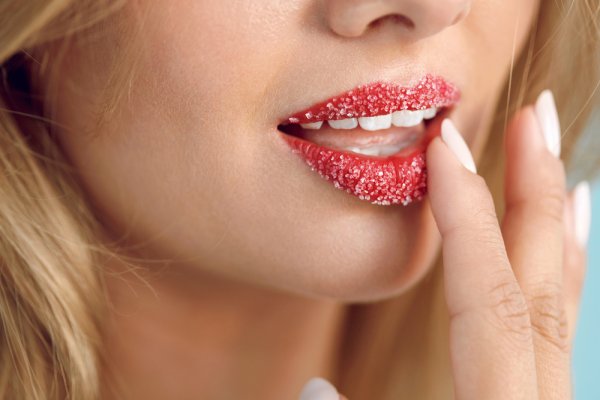 10 Rekomendasi Produk Perawatan Bibir agar Bibir Sehat dan Cantik