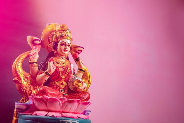 Dhanteras Is the Day for Celebrating Wealth(2019): Observe the Day by Worshipping Goddess Lakshmi plus  Check These 10 Perfect Gifts You Can Buy for Dhanteras 