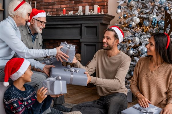 10 gợi ý tặng quà Giáng Sinh cho bố mẹ vừa thiết thực vừa ấm áp, đong đầy yêu thương (năm 2022)