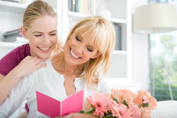 There's Little Your Mother Won't Do for You, and on Mother's Day It's Your Turn to Make Her Feel Special: Tips to Melt Her Heart and 10 Awesome Gift Recommendations!