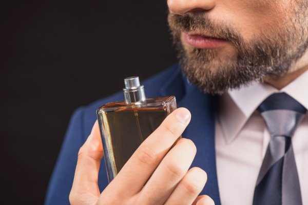 Tampil Percaya Diri dengan 10 Rekomendasi Parfum Isi Ulang Pria Terlaris (2021)