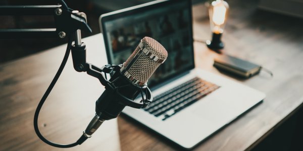 Tantangan dan Tips: 12 Podcast Indonesia Terbaik untuk Menemani Harian Anda (2023)