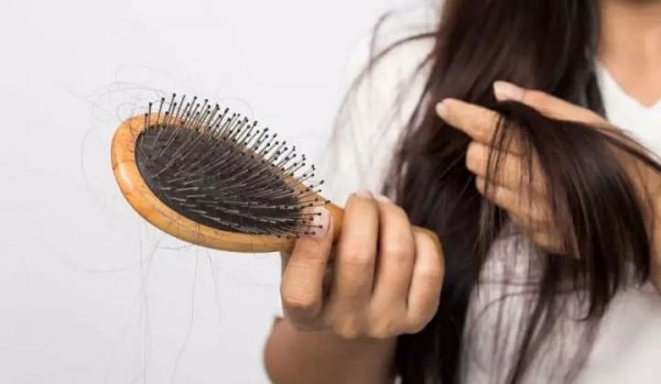 How to Reduce Hair Fall? Here are Some Remedies that You Can Try at Your Home to Revive the Hair Follicles and Regain Your Crowning Glory (2021)