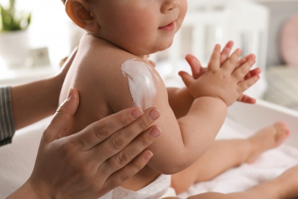 10 Rekomendasi Baby Lotion yang Lembut dan Aman untuk Bayi (2023)