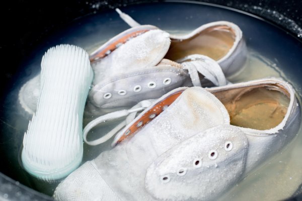 Bersihkan Sneakers Kesayangan agar Tetap Awet dengan 10 Rekomendasi Cairan Pembersih Sepatu Ini (2023)	