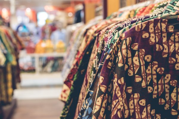 Tampil Keren dan Percaya Diri Seraya Merawat Budaya Bangsa dengan 10 Rekomendasi Pakaian Batik Pria yang Oke