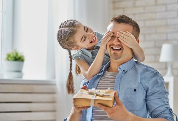 10 Beautiful Gifts for Dad's Birthday from Daughter and How to Make Him Teary Eyed in a Good Way (2018)