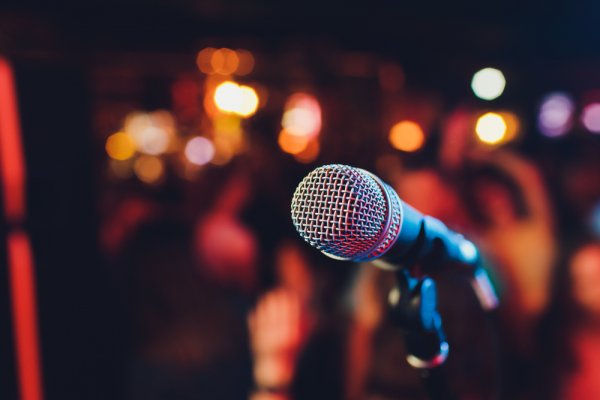 10 Pilihan Mic Karaoke Terbaik untuk Bernyanyi Bersama Keluarga di Rumah (2023)