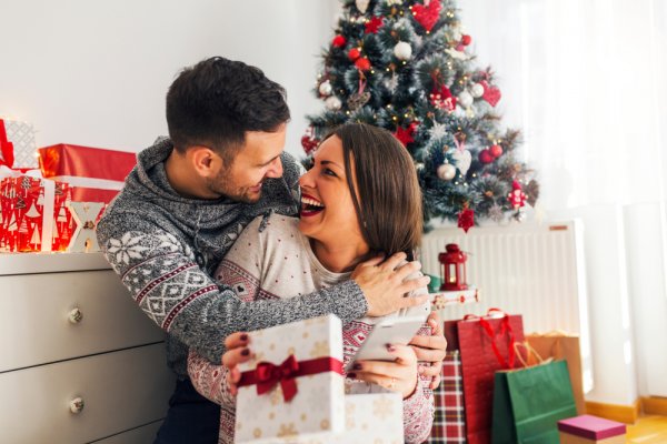 Top 10 món quà ý nghĩa, ấm áp thích hợp tặng vợ yêu trong dịp Giáng Sinh (năm 2021)