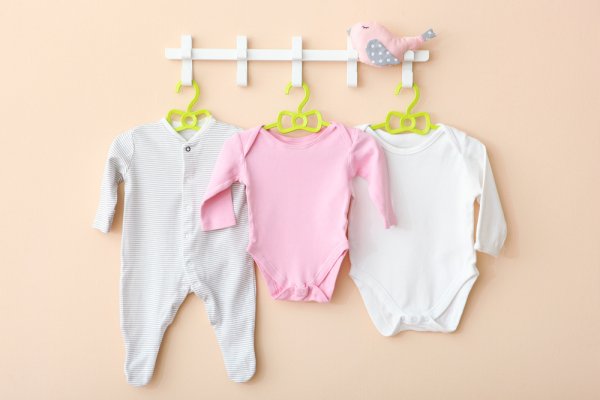 Buat Bayi Nyaman dengan 10 Rekomendasi Baju Terusan untuk Bayi (2022)