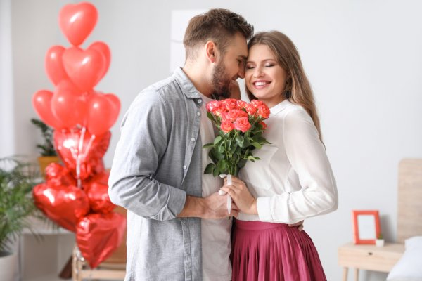 10 gợi ý hoa và quà 20/10 cho bạn gái khiến nàng bất ngờ (năm 2021)