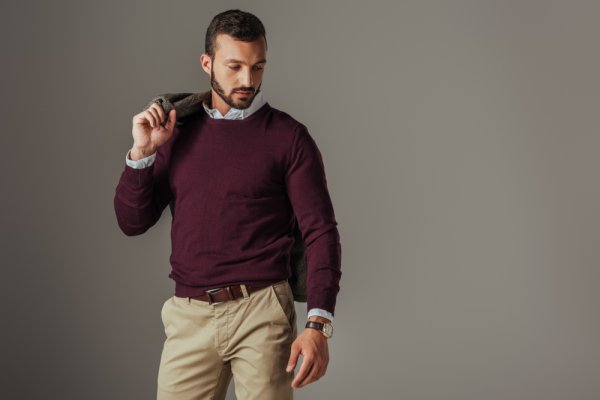 11 Rekomendasi Sweater Polos untuk Inspirasi Gaya yang Stylish