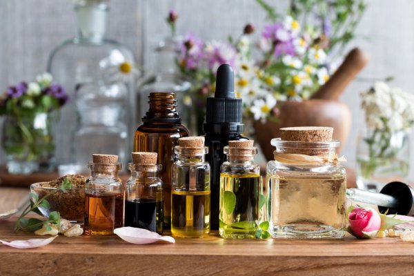 Relaksasi Tubuhmu dengan 10 Rekomendasi Minyak Aromaterapi yang Ampuh Usir Stres (2020)	