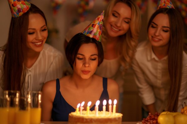 Gợi ý 10 món quà sinh nhật cho bạn thân gái siêu dễ thương và ý nghĩa (năm 2022)