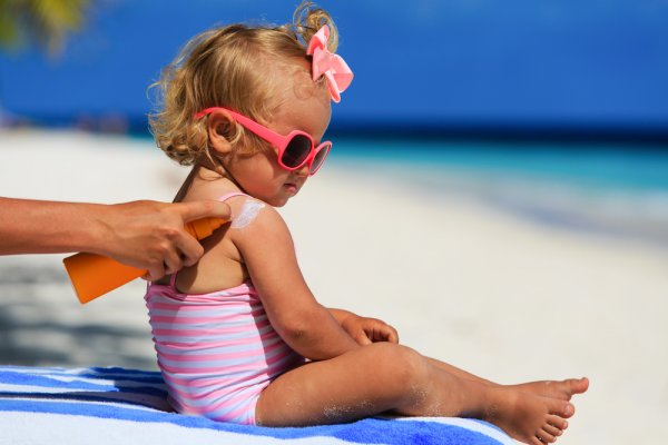 Lindungi Kulit si Kecil dari Bahaya Sinar UV dengan 15 Rekomendasi Sunscreen Anak Terbaik (2023)