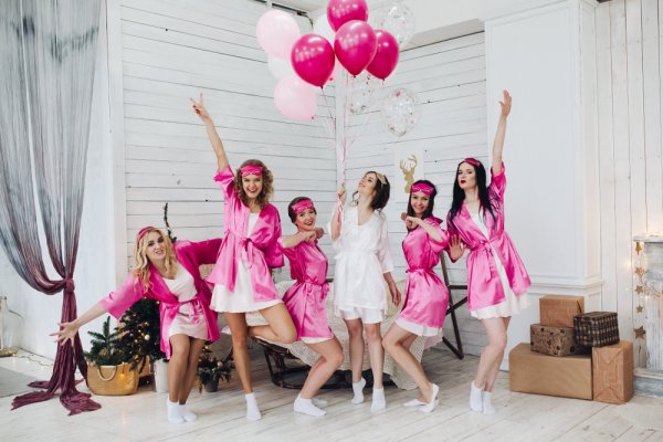 10 of the Best Bridal Shower Gifts to Pamper the Bride to be and make it a Delight for Her before her Big Day! (2022)