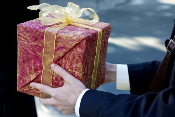 Need a Good Idea for Rewarding Employees, or a Quick Solution for Corporate Gifts to Give to Clients? Here's a Ready List of 10 Corporate Gift Items You Can Give in 2019
