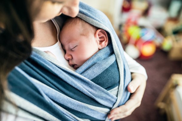 Bayi Semakin Nyaman dalam Pelukan dengan 8 Rekomendasi Gendongan Bayi Terbaik Anti Pegal (2023)