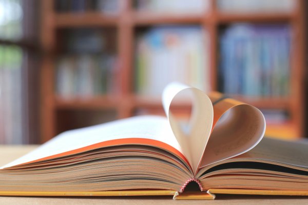 Gợi ý 10 cuốn sách tình cảm hay nhất mọi thời đại nên đọc (năm 2021)