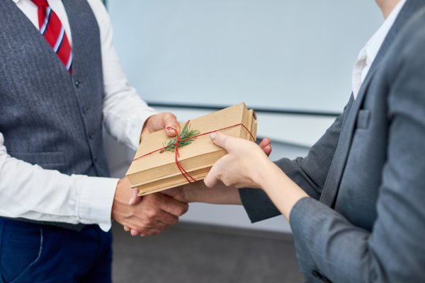 Build Trust and Better Relationships with Clients and Colleagues: 10 Thoughtful Corporate Gifts Under Rs.300 (2019)