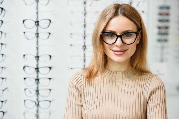 10 Rekomendasi Frame Kacamata Wanita yang Bisa Menunjang Penampilan supaya Makin Percaya Diri (2023)