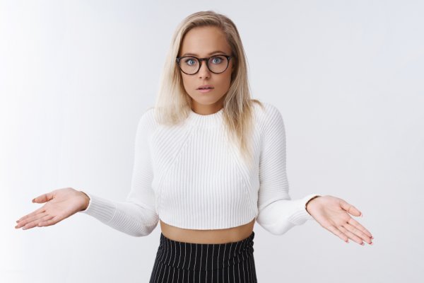 Tampil Edgy dan Tetap Hangat dengan 10 Rekomendasi Cropped Sweater 2023 untuk para Wanita Stylish