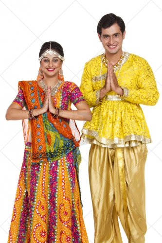 Navratri Dress for Men and Women to Get Decked Up in the Finest Traditional Attire and How to Look Beautiful and Stylish in Navratri and Garba Night. (2019)