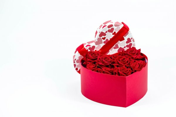 30 Rekomendasi Para Ahli Kado Valentine untuk Istri agar Ia Merasa Paling Dimanja (2022)