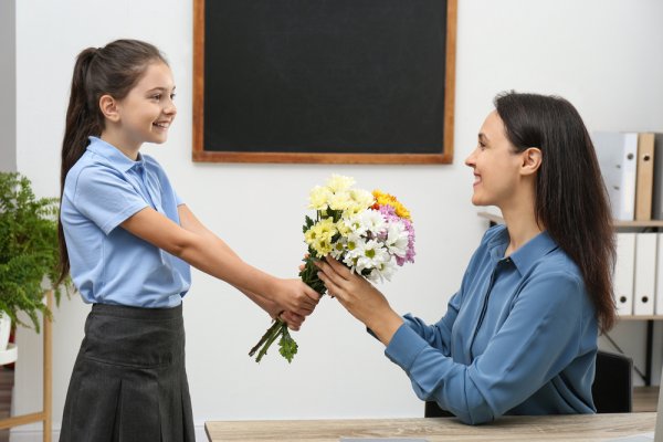 Gợi ý 10 món quà tặng 20/10 cho cô giáo thể hiện tấm lòng chân thành và biết ơn công lao dạy dỗ của cô (năm 2022)