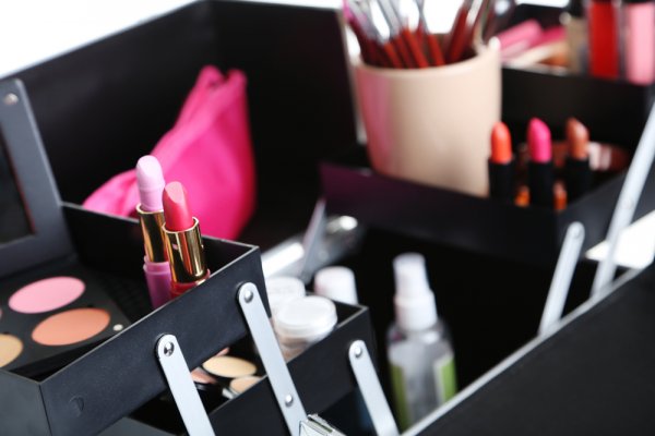 Jangan Biarkan Kosmetik Berantakan, Pertimbangkan 8 Rekomendasi Kotak Kosmetik Cantik Ini