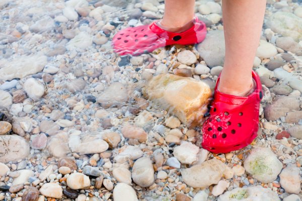 15 Rekomendasi Sandal Crocs Terbaik untuk Gaya Nyaman Sehari-hari (2023)